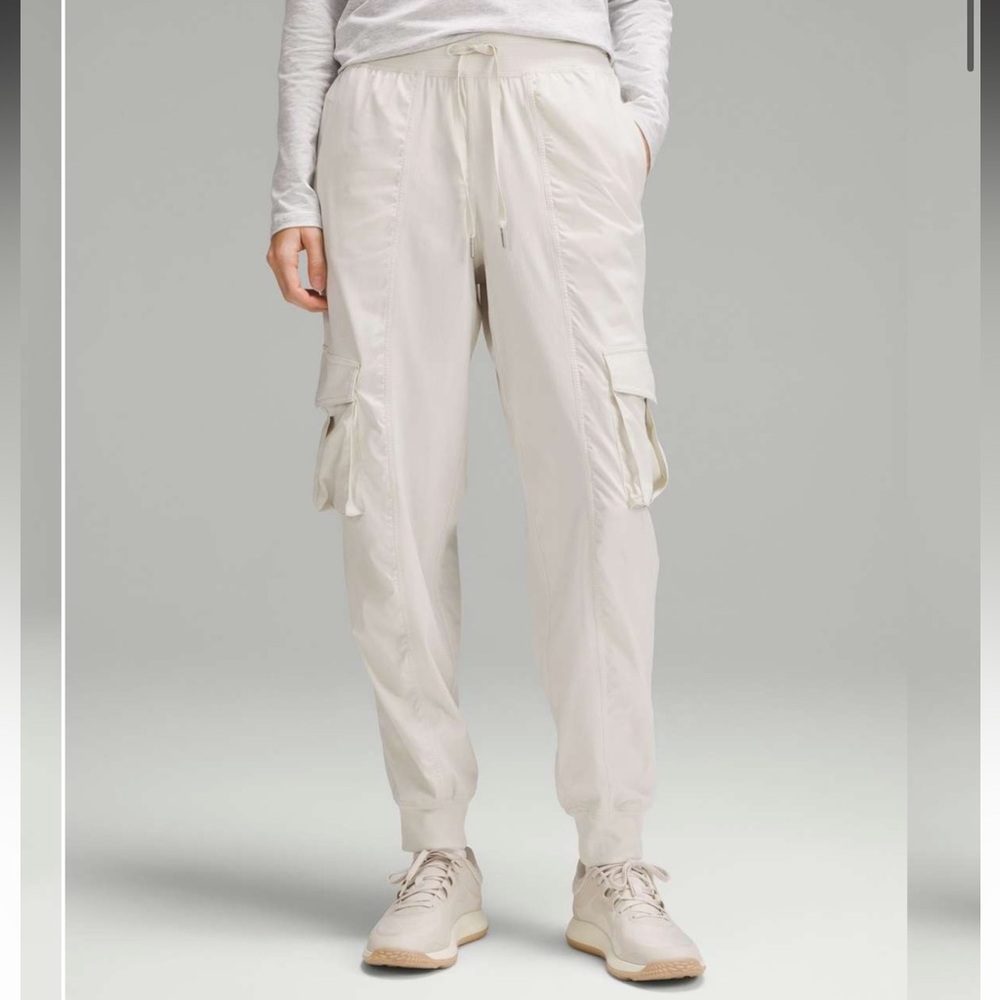 Lululemon Dance Studio Relaxed-Fit Mid-Rise Cargo Jogger
In Bone size small